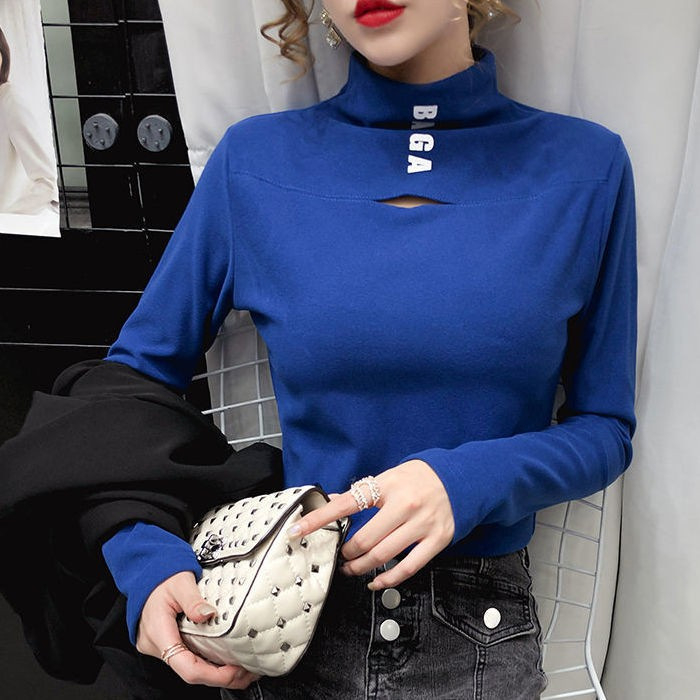 Slim-fit top s dugim rukavima od velura, s polu-visokim ovratnikom i izvezenim tekstom