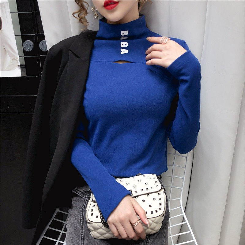 Slim-fit top s dugim rukavima od velura, s polu-visokim ovratnikom i izvezenim tekstom
