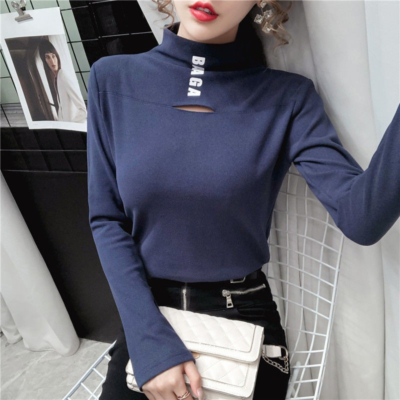 Slim-fit top s dugim rukavima od velura, s polu-visokim ovratnikom i izvezenim tekstom