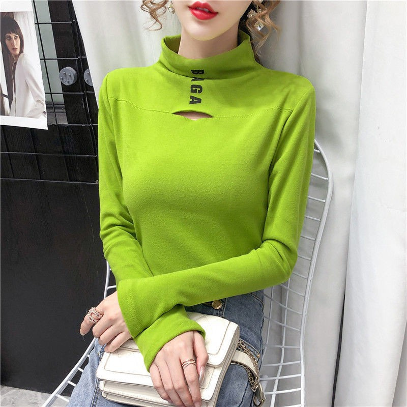 Slim-fit top s dugim rukavima od velura, s polu-visokim ovratnikom i izvezenim tekstom