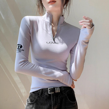 Дамска велурена тениска с дълъг ръкав, полувисока яка, тясно прилепнал силует, стандартна дължина