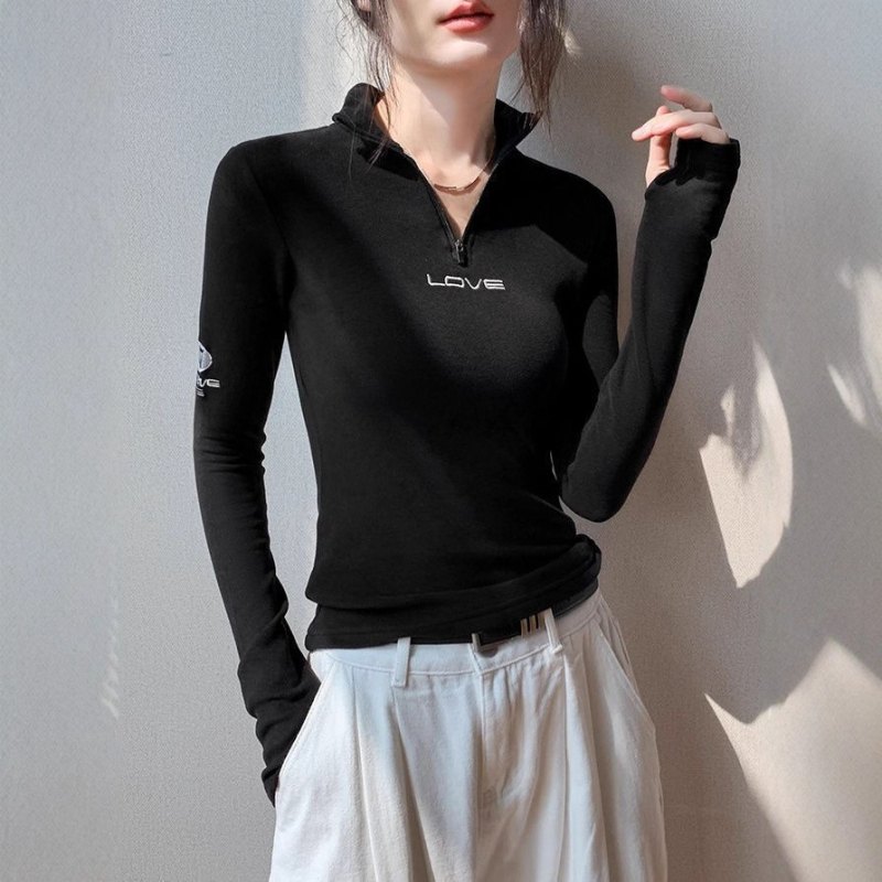 Дамска велурена тениска с дълъг ръкав, полувисока яка, тясно прилепнал силует, стандартна дължина