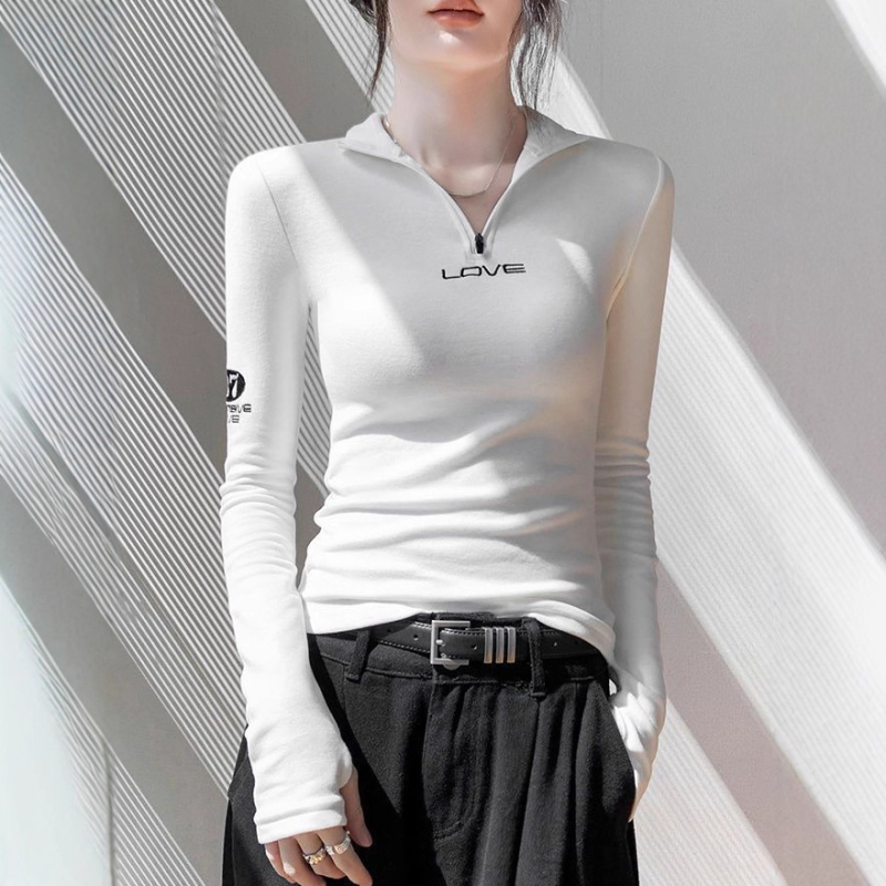 Дамска велурена тениска с дълъг ръкав, полувисока яка, тясно прилепнал силует, стандартна дължина