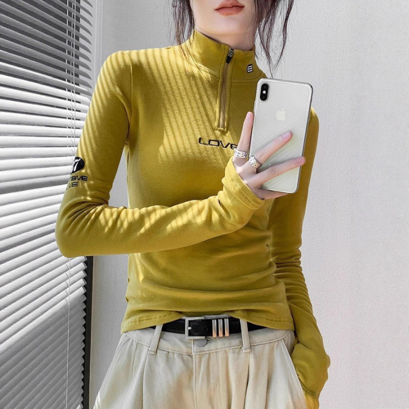 Дамска велурена тениска с дълъг ръкав, полувисока яка, тясно прилепнал силует, стандартна дължина