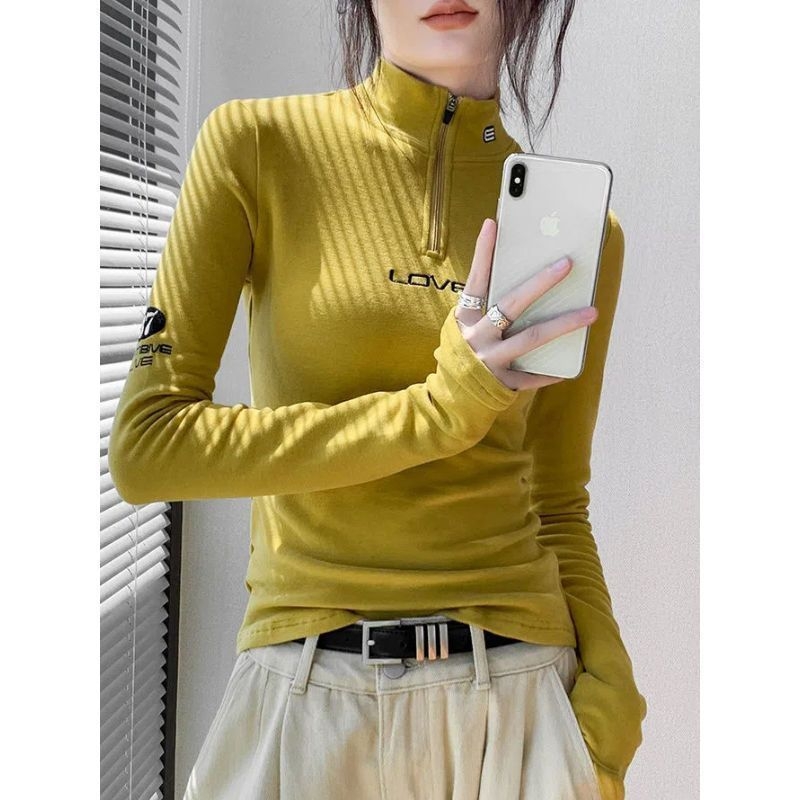 Дамска велурена тениска с дълъг ръкав, полувисока яка, тясно прилепнал силует, стандартна дължина