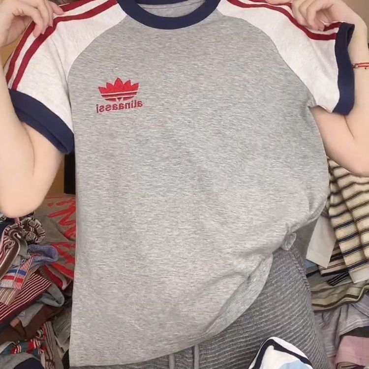 Тениска с бродерия, къс ръкав, кръгло деколте, свободен силует, полиестер, лято 2025