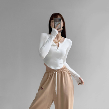 Дамска тениска с дълъг ръкав и поло яка, едноцветна, къс модел, дължина 40–50 см, полиестер