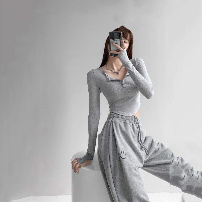 Дамска тениска с дълъг ръкав и поло яка, едноцветна, къс модел, дължина 40–50 см, полиестер