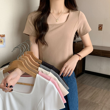 Ženska pamučna majica, slim fit, četvrtasti ovratnik, kratki rukavi; 90–95% pamuk, Spandex <30%, jednobojna