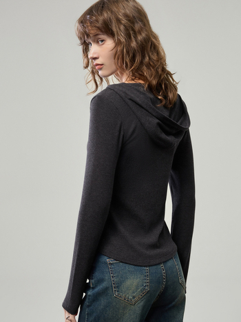 Μπλούζα με κουκούλα και μακριά μανίκια, γραμμή Slim, από βισκόζη, λεπτομέρεια patchwork, φθινόπωρο 2025