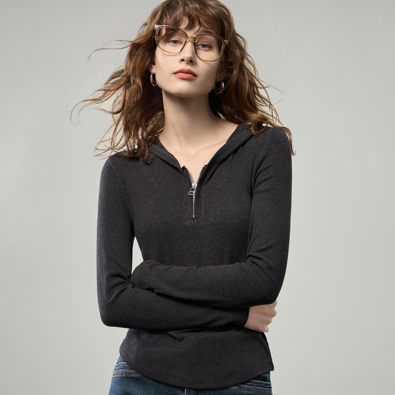 Μπλούζα με κουκούλα και μακριά μανίκια, γραμμή Slim, από βισκόζη, λεπτομέρεια patchwork, φθινόπωρο 2025