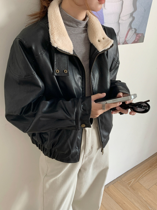 Umelokožená bunda s golierom z umelej kožušiny, stojací golier, zips, voľný strih