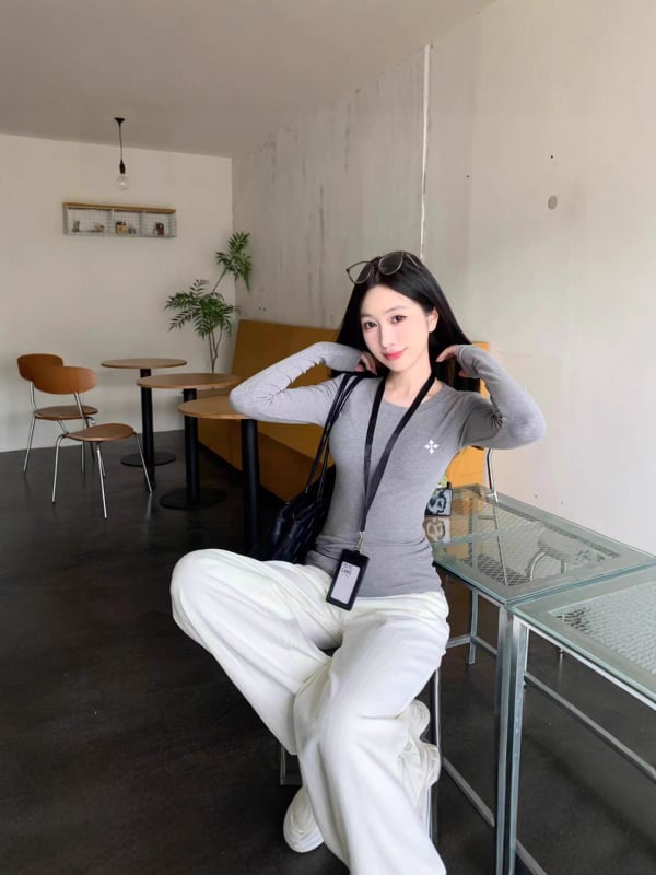 Bluză de mânecă lungă, broderie cu cruce, guler rotund, croială Slim Fit, poliester 95%+