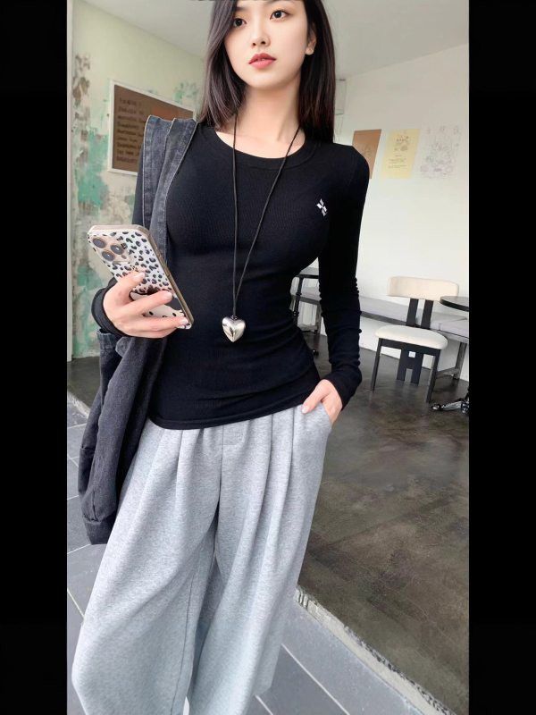 Bluză de mânecă lungă, broderie cu cruce, guler rotund, croială Slim Fit, poliester 95%+