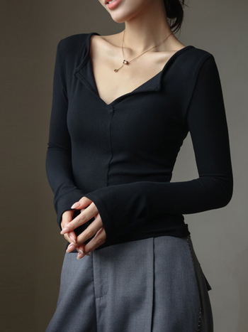 Tricou damă cu decolteu în V, croială slim, model Snake Bone, material viscoză-elastan, mâneci 3/4, lungime 50–65 cm