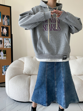 Duks s kapuljačom s dizajnom riječi, široki kroj, balon rukavi, pamuk-poliester smešavina