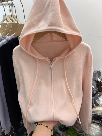 Cardigan tricotat cu glugă, fermoar bidirecțional; mâneci lungi; lungime normală; material: tricot din lână cu viscoză