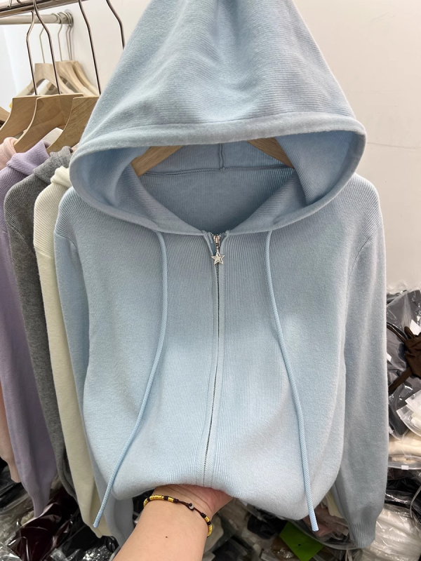 Cardigan tricotat cu glugă, fermoar bidirecțional; mâneci lungi; lungime normală; material: tricot din lână cu viscoză