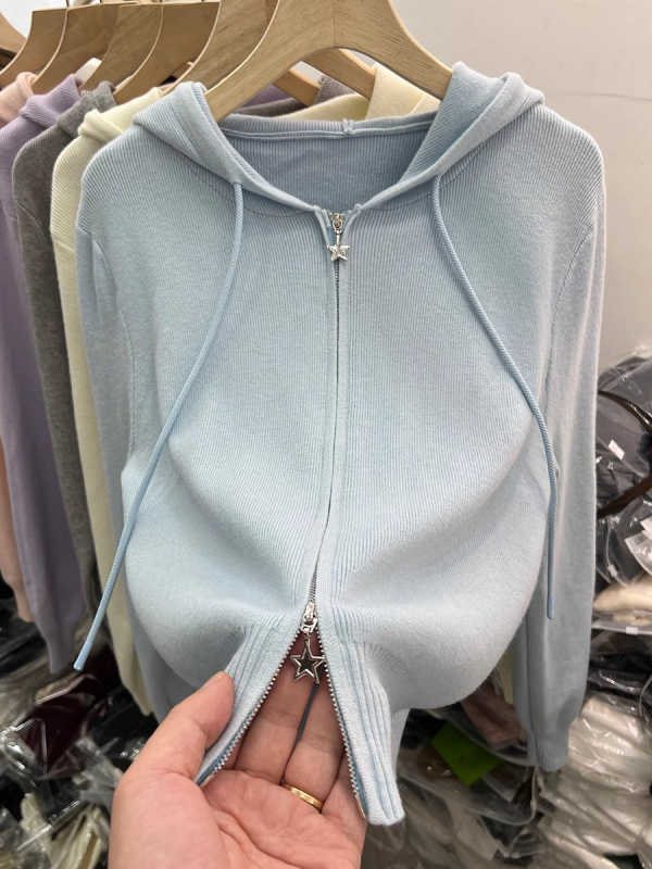 Cardigan tricotat cu glugă, fermoar bidirecțional; mâneci lungi; lungime normală; material: tricot din lână cu viscoză