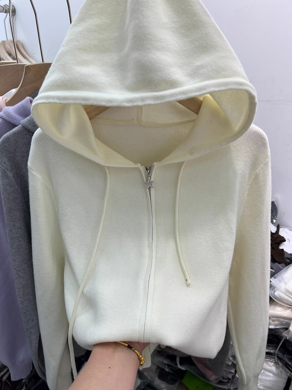 Cardigan tricotat cu glugă, fermoar bidirecțional; mâneci lungi; lungime normală; material: tricot din lână cu viscoză