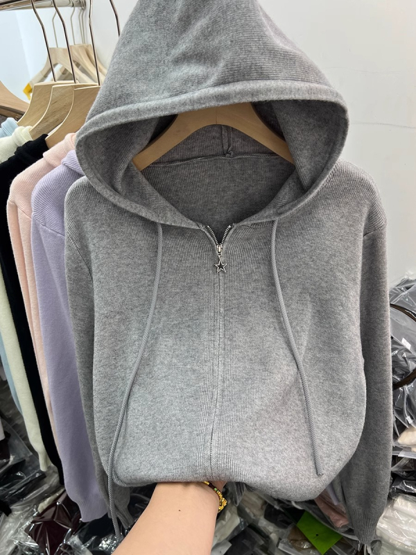 Cardigan tricotat cu glugă, fermoar bidirecțional; mâneci lungi; lungime normală; material: tricot din lână cu viscoză