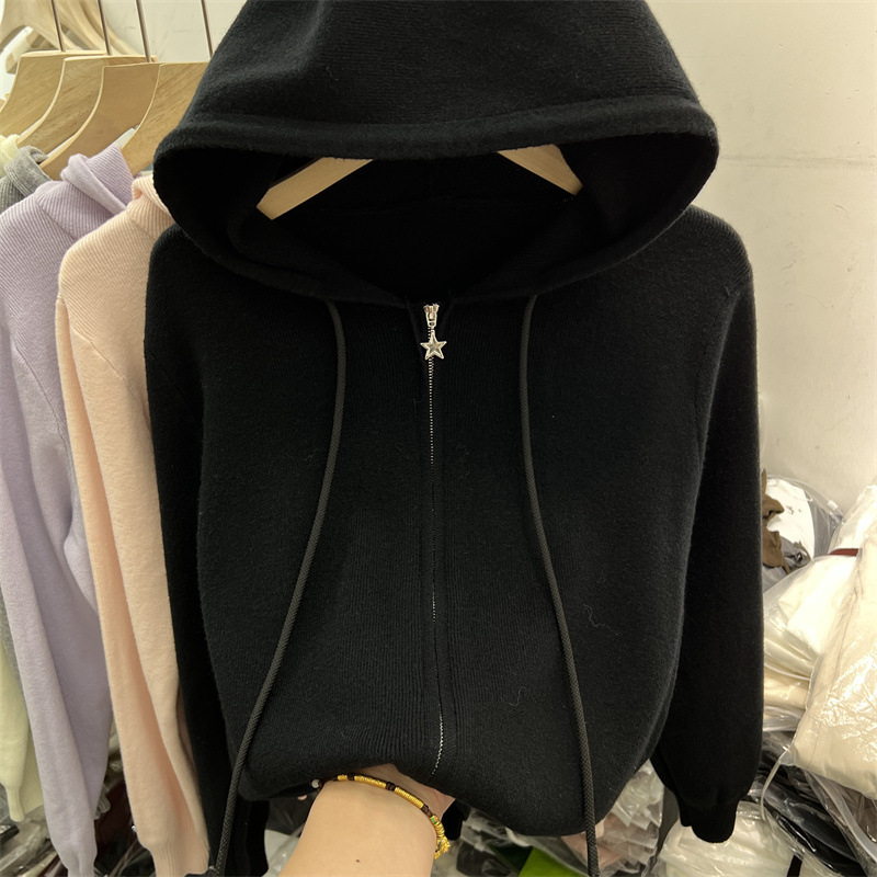 Cardigan tricotat cu glugă, fermoar bidirecțional; mâneci lungi; lungime normală; material: tricot din lână cu viscoză