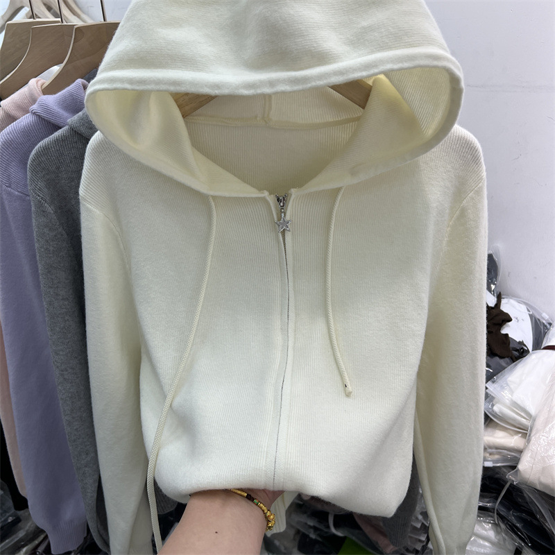 Cardigan tricotat cu glugă, fermoar bidirecțional; mâneci lungi; lungime normală; material: tricot din lână cu viscoză