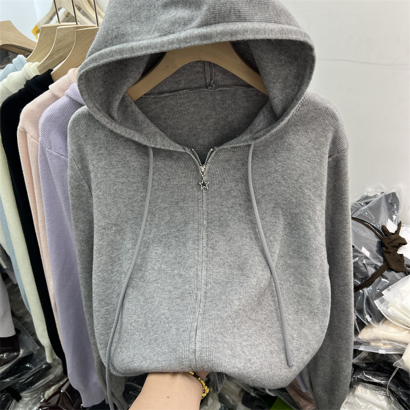 Cardigan tricotat cu glugă, fermoar bidirecțional; mâneci lungi; lungime normală; material: tricot din lână cu viscoză