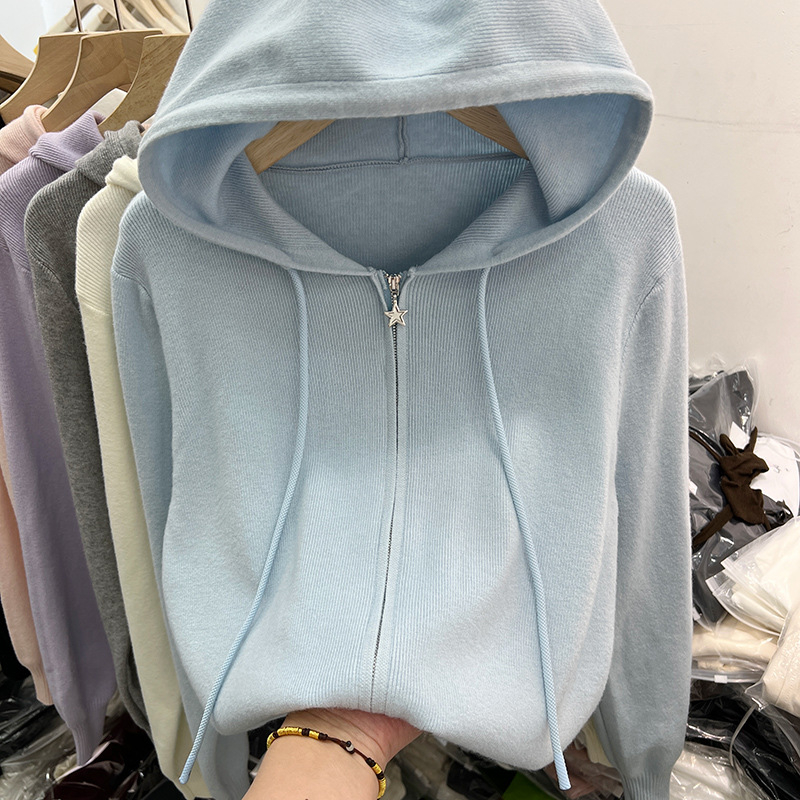 Cardigan tricotat cu glugă, fermoar bidirecțional; mâneci lungi; lungime normală; material: tricot din lână cu viscoză