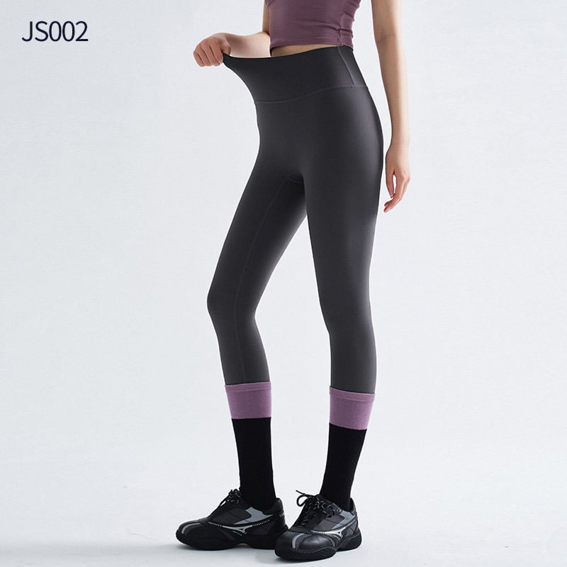 Ženski ljetni sportski T-shirt, tanak, U izrez, kratki rukavi, tijesan kroj, 93,3% poliester / 6,7% elastan, s umetkom za prsa