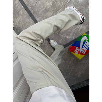 Cargo casual nohavice s fleecovou podšívkou, stredne vysoký pás so šnúrkou, voľný strih a štíhly rovný spodok, elastický materiál