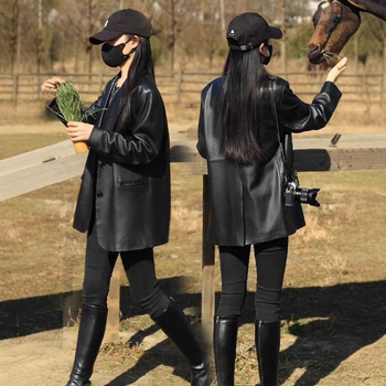 Moteriška PU odinė striukė vidutinio ilgio, apykaklė su atsukimu, ilgos rankovės, viengubas užsegimas su kelių mygtukų deriniu, kasdienis mieste stilius