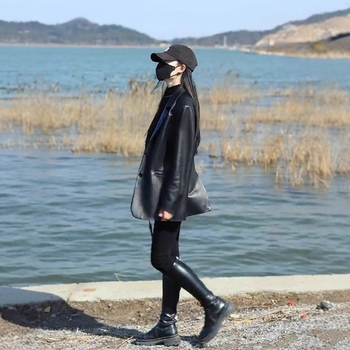 Moteriška PU odinė striukė vidutinio ilgio, apykaklė su atsukimu, ilgos rankovės, viengubas užsegimas su kelių mygtukų deriniu, kasdienis mieste stilius