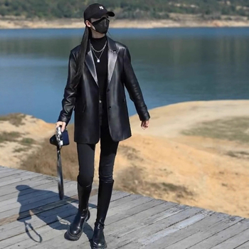 Moteriška PU odinė striukė vidutinio ilgio, apykaklė su atsukimu, ilgos rankovės, viengubas užsegimas su kelių mygtukų deriniu, kasdienis mieste stilius