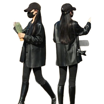 Moteriška PU odinė striukė vidutinio ilgio, apykaklė su atsukimu, ilgos rankovės, viengubas užsegimas su kelių mygtukų deriniu, kasdienis mieste stilius