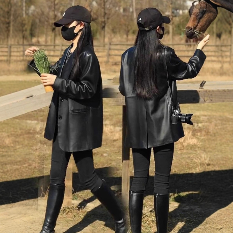 Moteriška PU odinė striukė vidutinio ilgio, apykaklė su atsukimu, ilgos rankovės, viengubas užsegimas su kelių mygtukų deriniu, kasdienis mieste stilius