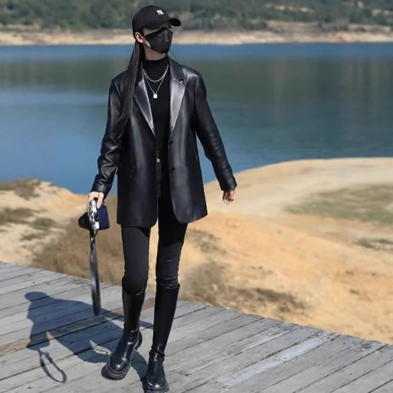 Sieviešu PU ādas jaka vidēja garuma, noliektā apkakle, garas piedurknes, vienkāršs aizdari ar vairākiem pogām, ikdienas stils