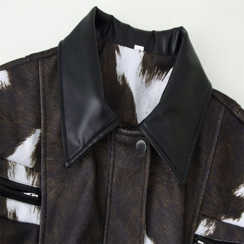 Дамско късо PU кожено яке-бомбър с патчворк в крави принт, лацкан, цип, дълги ръкави