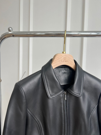 Murry&Aier Яке от агнева кожа – къс модел, квадратна яка, еднобортно закопчаване, есен 2025