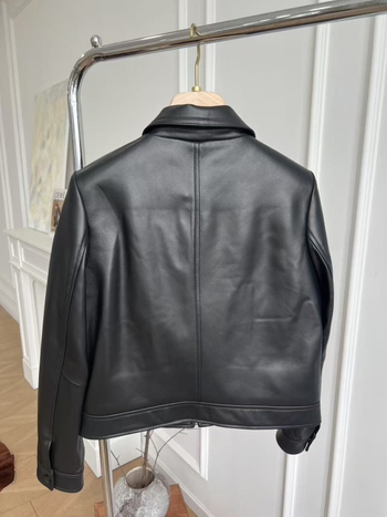 Murry&Aier Яке от агнева кожа – къс модел, квадратна яка, еднобортно закопчаване, есен 2025