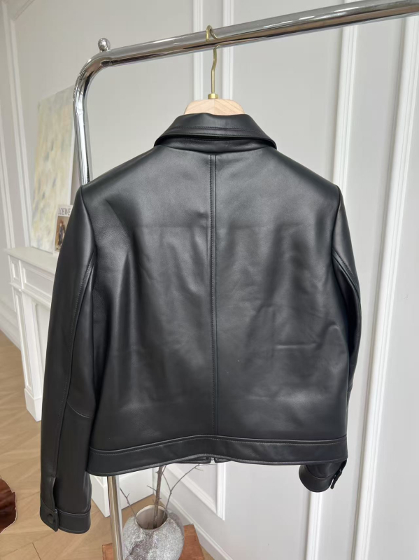 Murry&Aier Яке от агнева кожа – къс модел, квадратна яка, еднобортно закопчаване, есен 2025