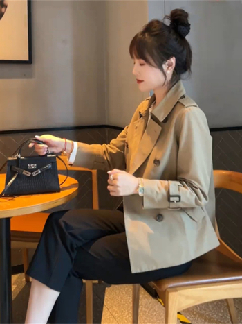 Kabát z polyesteru, jednobarevný, dlhý rukáv, klopový golier, normálna dĺžka (50–65 cm)