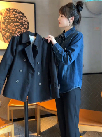 Kabát z polyesteru, jednobarevný, dlhý rukáv, klopový golier, normálna dĺžka (50–65 cm)