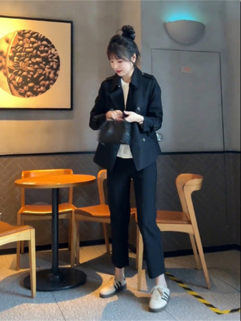 Kabát z polyesteru, jednobarevný, dlhý rukáv, klopový golier, normálna dĺžka (50–65 cm)