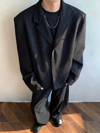 Casual munkás kabát laza szabású, gallér típusú lapel, dupla sor háromgombos zárás; fő anyag 70% poliészter, bélés poliészter, kopásálló, ősz 2025