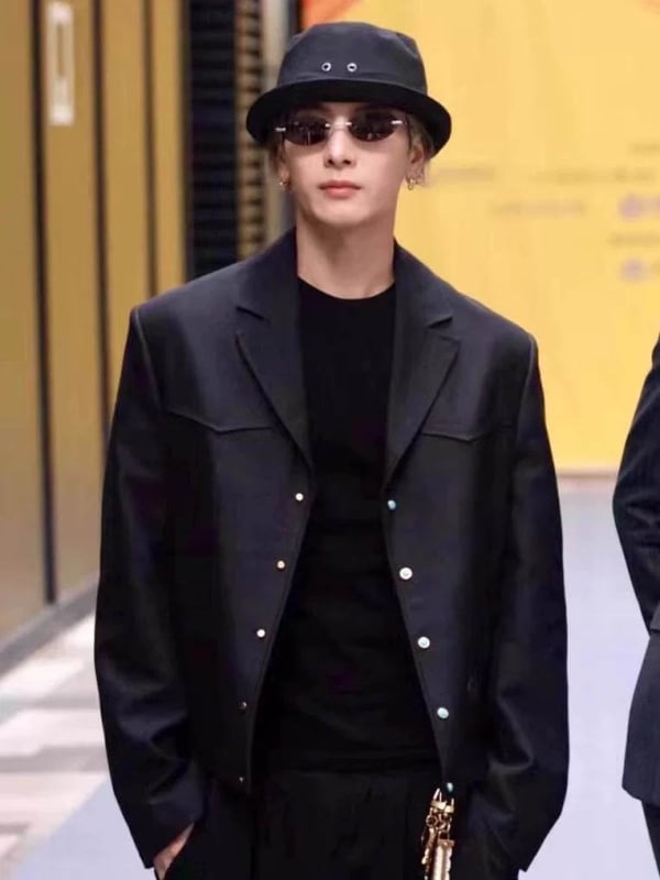 Casual munkás kabát laza szabású, gallér típusú lapel, dupla sor háromgombos zárás; fő anyag 70% poliészter, bélés poliészter, kopásálló, ősz 2025