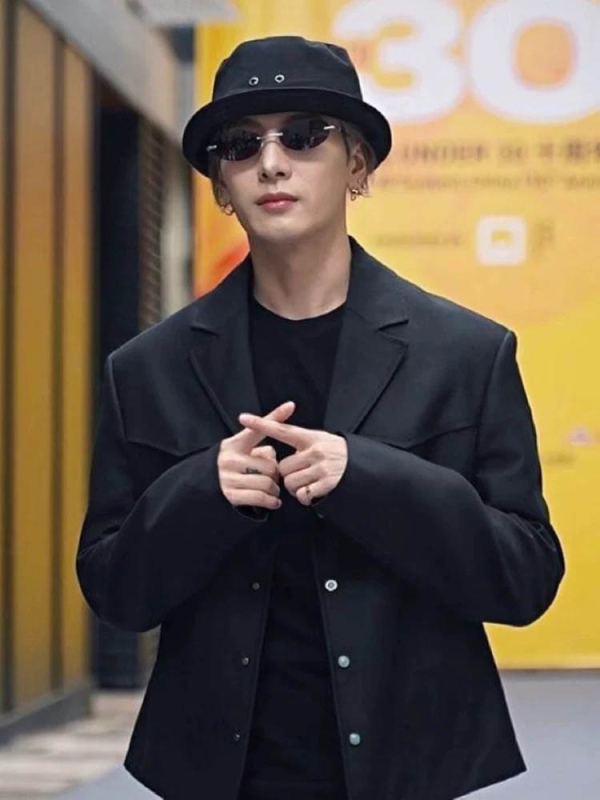 Casual munkás kabát laza szabású, gallér típusú lapel, dupla sor háromgombos zárás; fő anyag 70% poliészter, bélés poliészter, kopásálló, ősz 2025