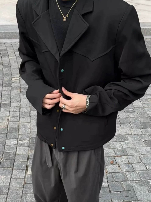 Casual munkás kabát laza szabású, gallér típusú lapel, dupla sor háromgombos zárás; fő anyag 70% poliészter, bélés poliészter, kopásálló, ősz 2025