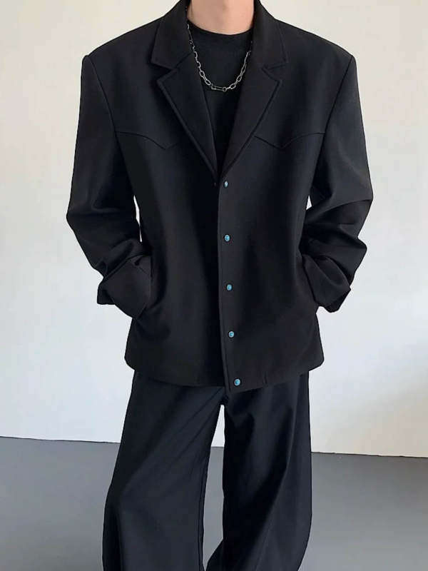 Casual munkás kabát laza szabású, gallér típusú lapel, dupla sor háromgombos zárás; fő anyag 70% poliészter, bélés poliészter, kopásálló, ősz 2025