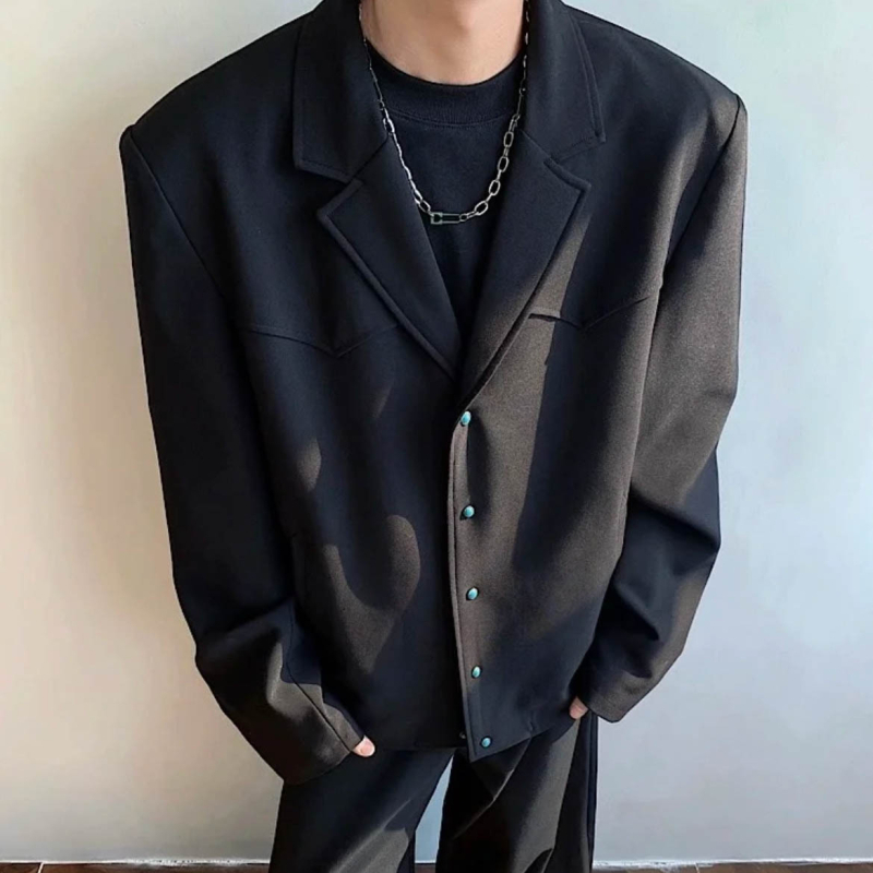 Casual munkás kabát laza szabású, gallér típusú lapel, dupla sor háromgombos zárás; fő anyag 70% poliészter, bélés poliészter, kopásálló, ősz 2025